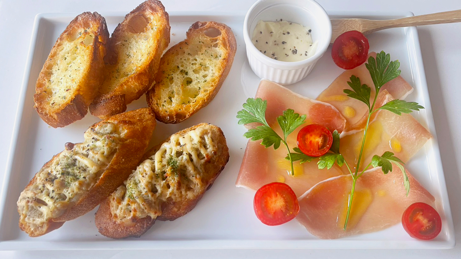 自家製ツナのカナッペとクリームチーズと生ハムのカナッペ