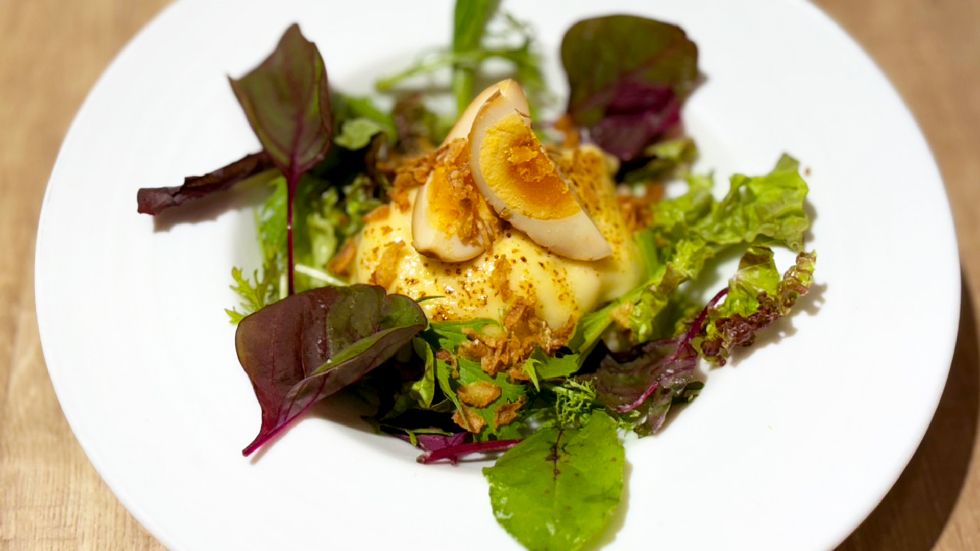 燻製ポテトサラダ 燻製卵をのせて