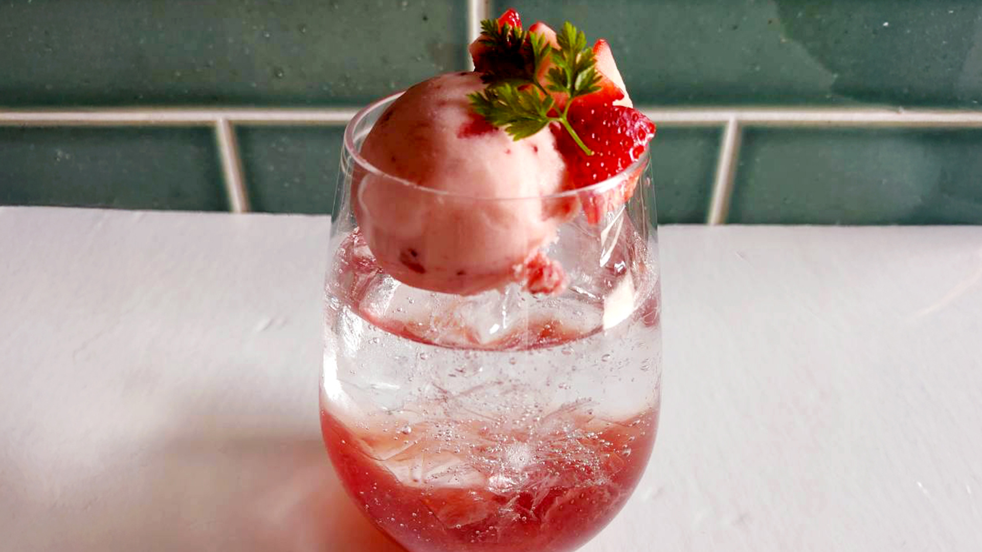 いちごのクリームソーダ